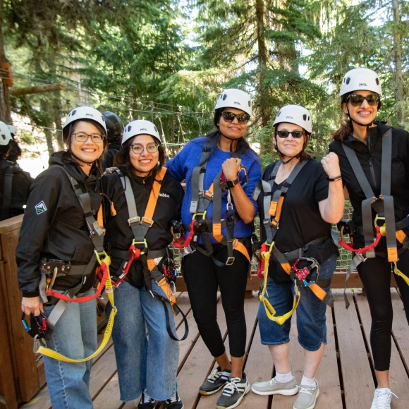 Eine Gruppe von Teammitgliedern bereitet sich auf eine Ziplining-Aktivität vor
